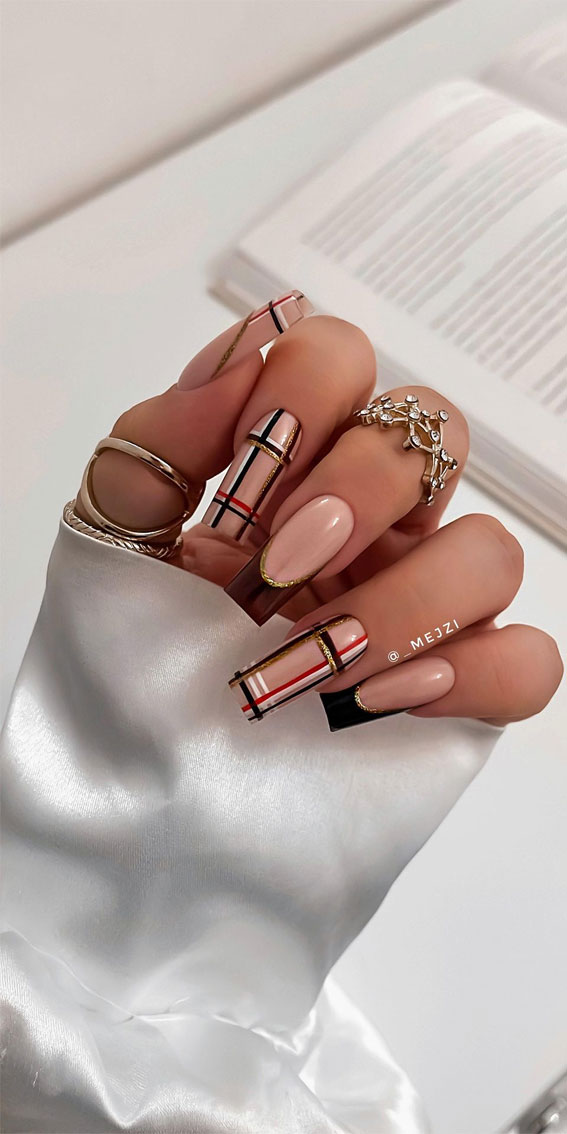 25 Beautiful November Nail Ideas : Chocolate Plaid + Black French Tips