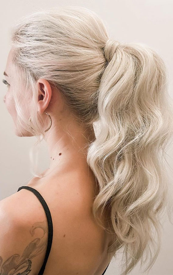 20+ Beautiful Hairstyles to wear in the festive season : Blonde Textured Pony