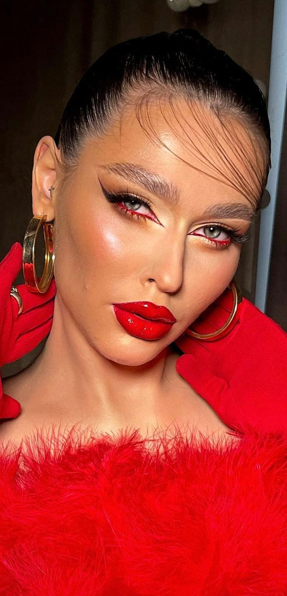 40+ Gorgeous Holiday Makeup Ideas : Neutral Eyeshadow + Red Liner + Bold Lips