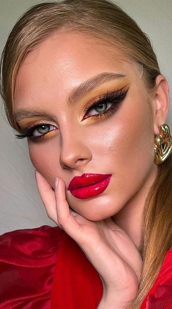 40+ Gorgeous Holiday Makeup Ideas : Yellow Gold Eyeshadow + Bold Lips