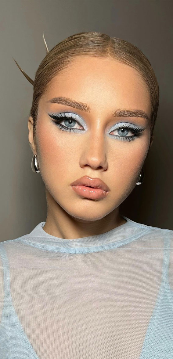 40+ Gorgeous Holiday Makeup Ideas : Creamy Matte Blue Eyeshadow