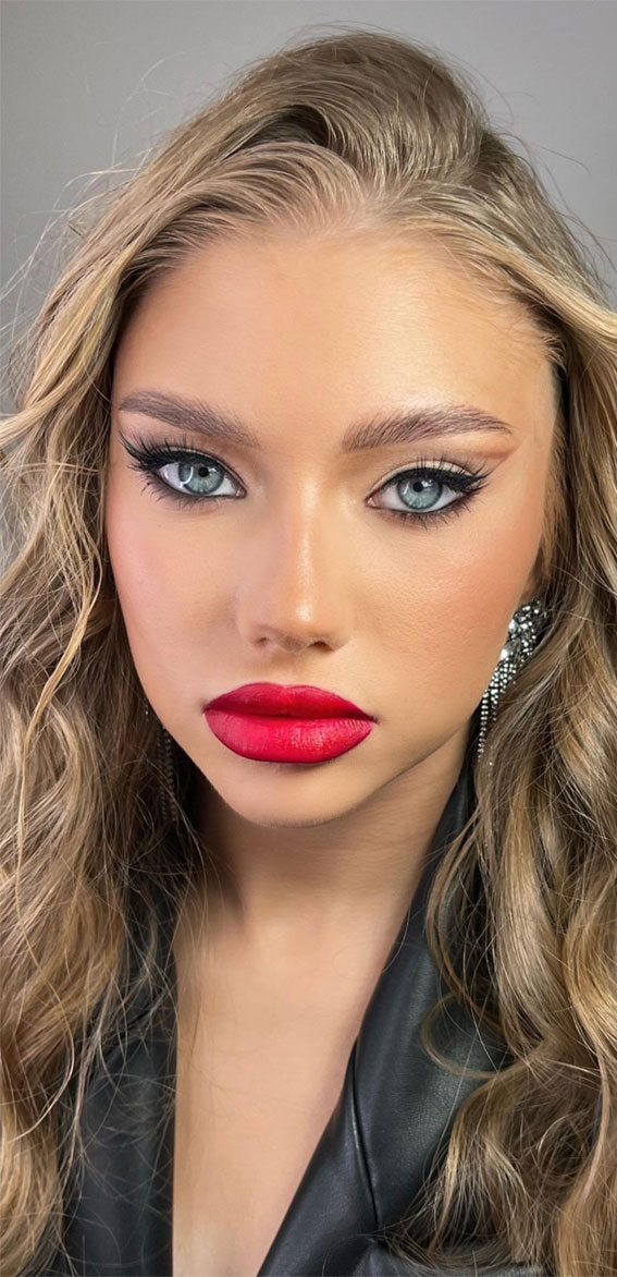 40+ Gorgeous Holiday Makeup Ideas : Subtle Graphic Line + Red Lips