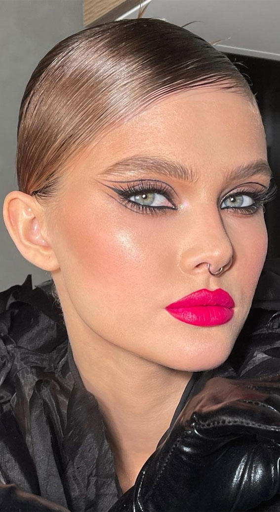 40+ Gorgeous Holiday Makeup Ideas : Hot Berry Lips + Graphic Line Eyes