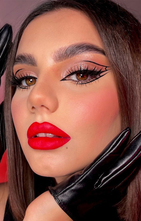 40+ Gorgeous Holiday Makeup Ideas : Soft Eyeshadow + Graphic Lines + Bold Red Lips
