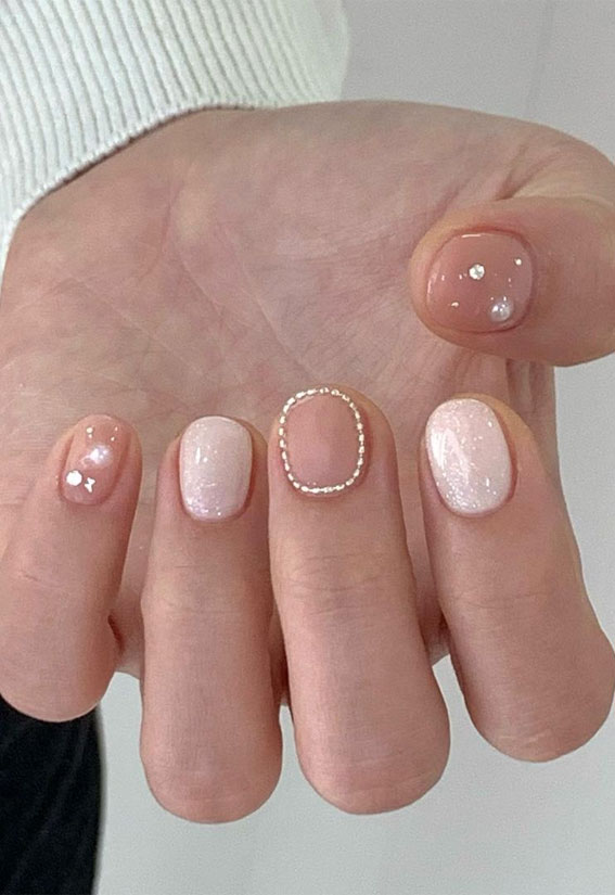 25 Beautiful Neutral Nails To Welcome 2023 : Mix n Match Pearl Short Nails