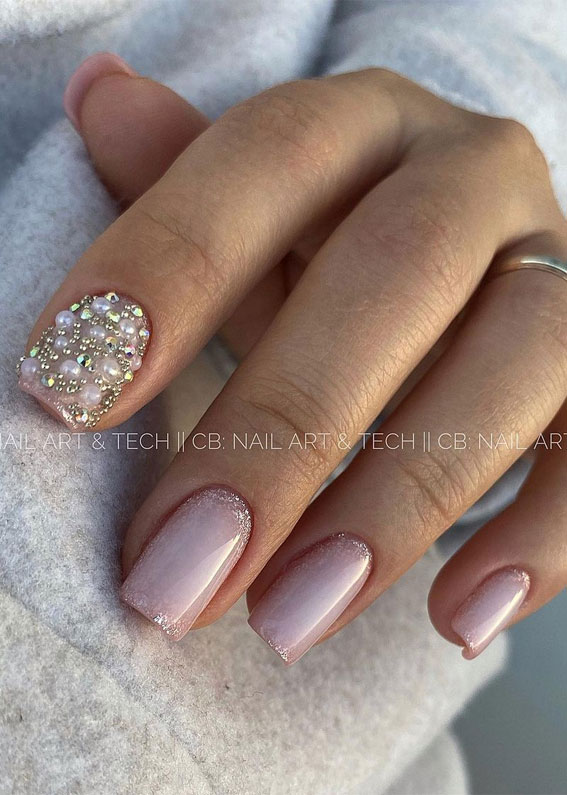 25 Beautiful Neutral Nails To Welcome 2023 : Pearl + Subtle Glitter Nails