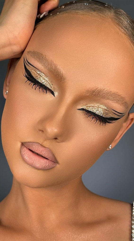 40+ Trendy Eyeshadow Looks : Shimmery Gold + Graphic Liner