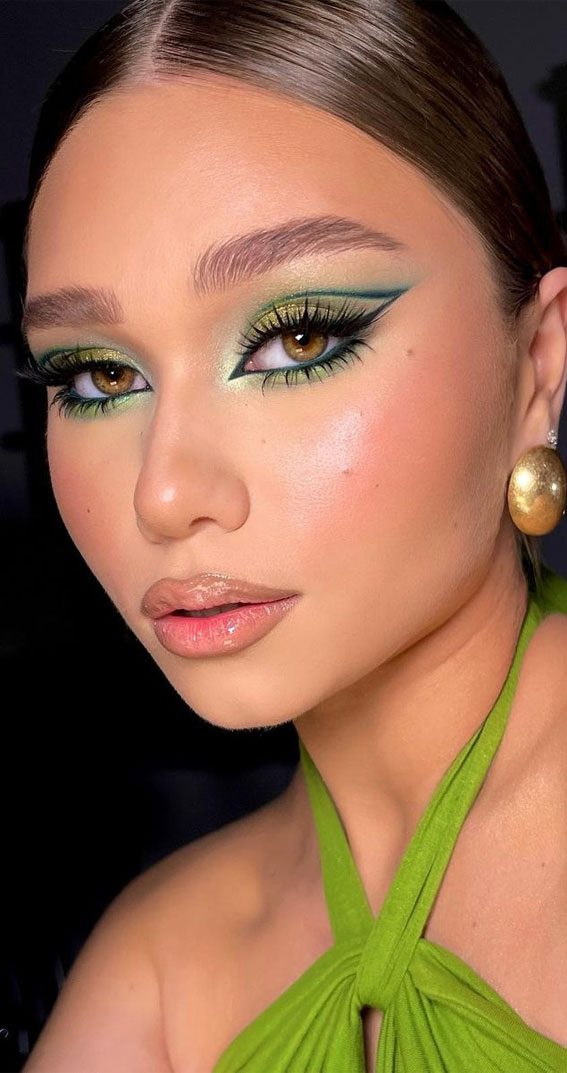 40+ Trendy Eyeshadow Looks : Green Eyeshadow + Graphic Lines