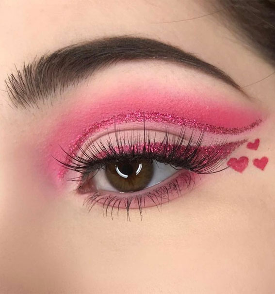 20 Valentine’s day Makeup Ideas 2023 : Glittery Pink Liner + 3 Love Hearts