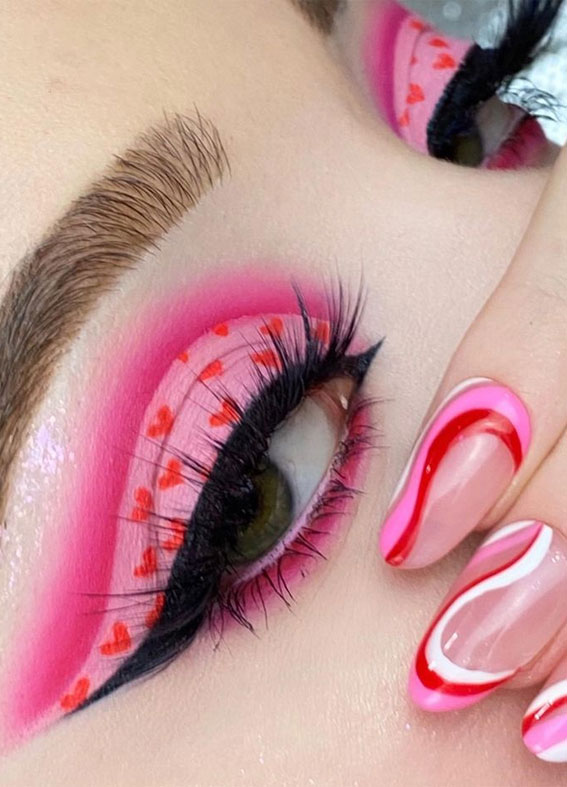 20 Valentine’s day Makeup Ideas 2023 : Small Red Heart Pink Eyeshadow