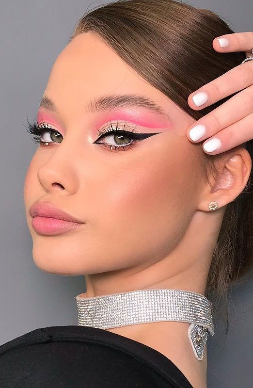 20 Valentine’s day Makeup Ideas 2023 : Simple Liner + Nude Cut Crease