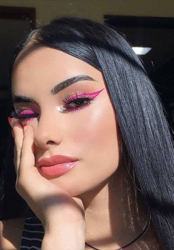 20 Valentine’s day Makeup Ideas 2023 : Hot Pink Graphic Liner