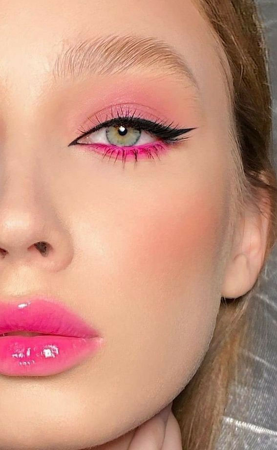 20 Valentine’s day Makeup Ideas 2023 : Glossy Pink Lips