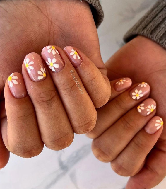 52 Cute Floral Nail Art Designs : Simple Daisy Gel Nails