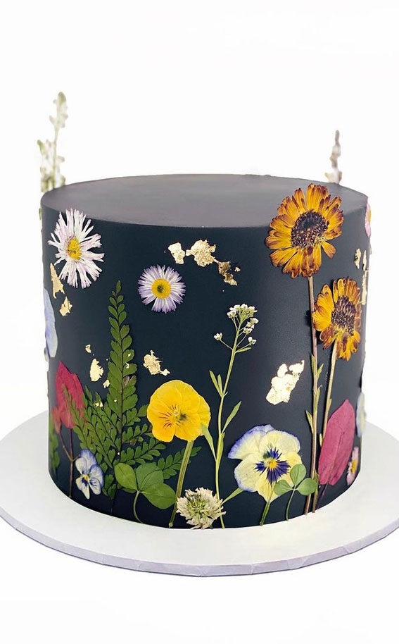 33 Edible Flower Cakes That’re Simple But Outstanding : Black Cake