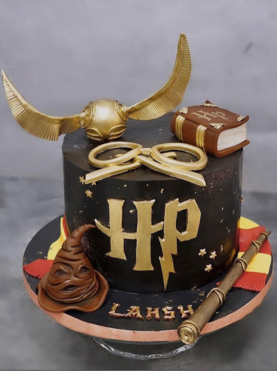 40 The Magical Harry Potter Cake Ideas : Black Harry Potter Cake with Gold Details