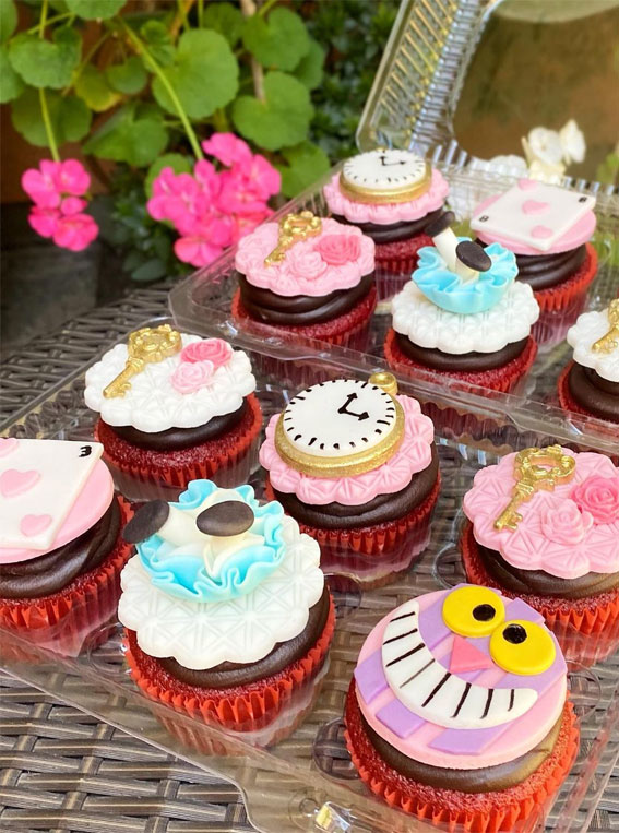 40 Sweet Temptations Irresistible Cupcake Creations : Alice in Wonderland cupcakes