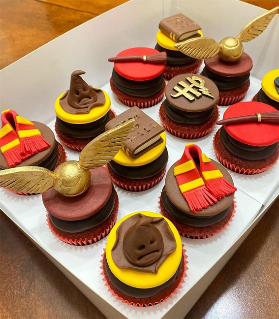 40 Sweet Temptations Irresistible Cupcake Creations : Gryffindor Harry Potter Cupcakes