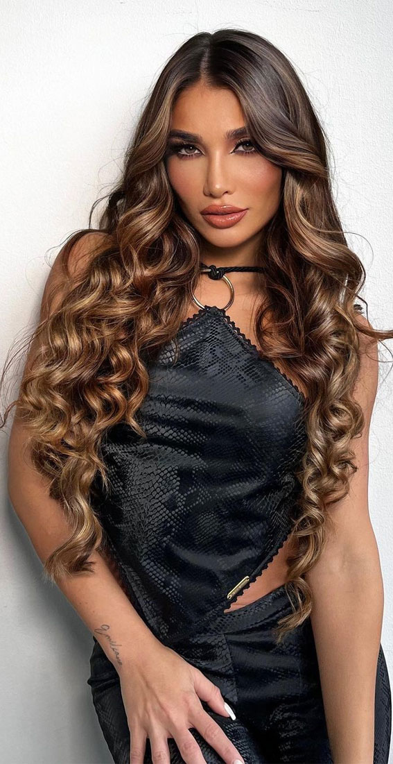 Sophisticated Hair Colour Ideas for a Chic Look : Caramel Curl Beauty