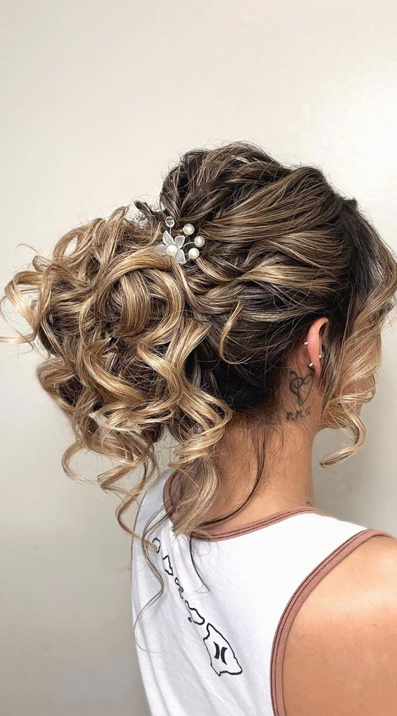 50+ Classic Wedding Hairstyles That Never Go Out of Style : Full Airy Textured Updo
