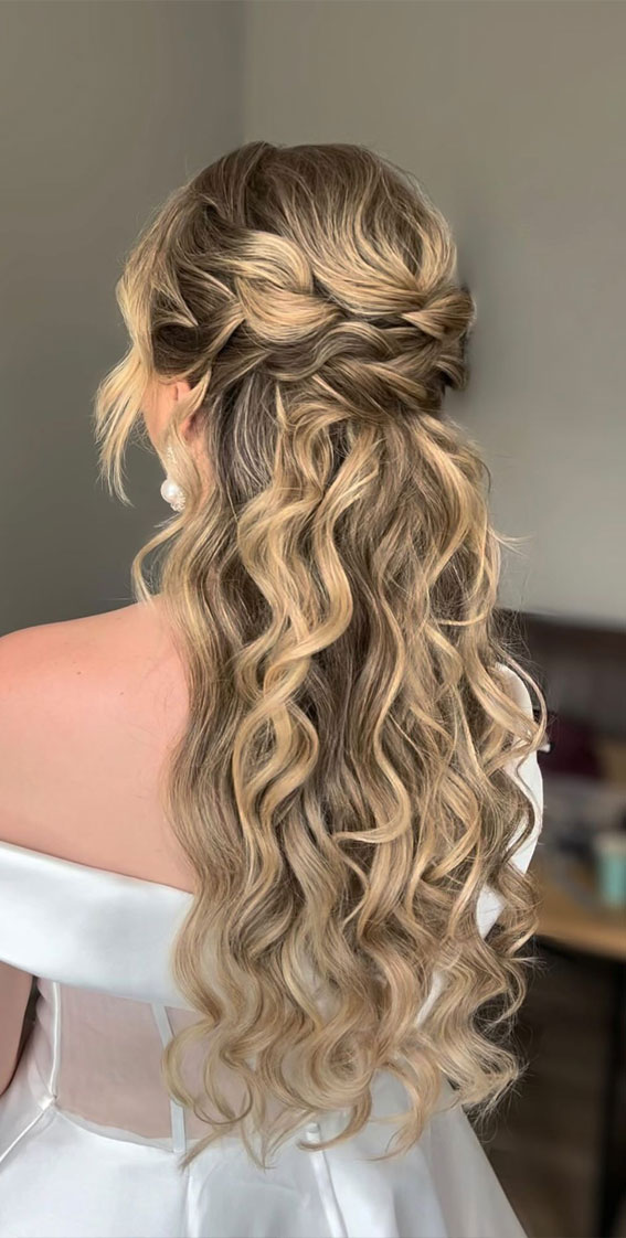 30 Chic and Versatile Hairstyles for the Fashion-Forward Bride : Romantic Soft Curl Half Up