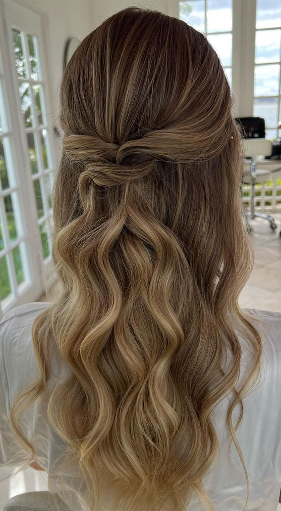 30 Chic and Versatile Hairstyles for the Fashion-Forward Bride : A beautiful soft half up style