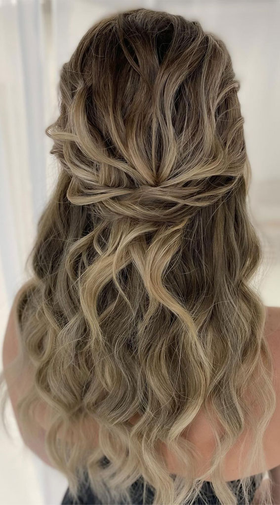 30 Chic and Versatile Hairstyles for the Fashion-Forward Bride : Relaxed Half Up
