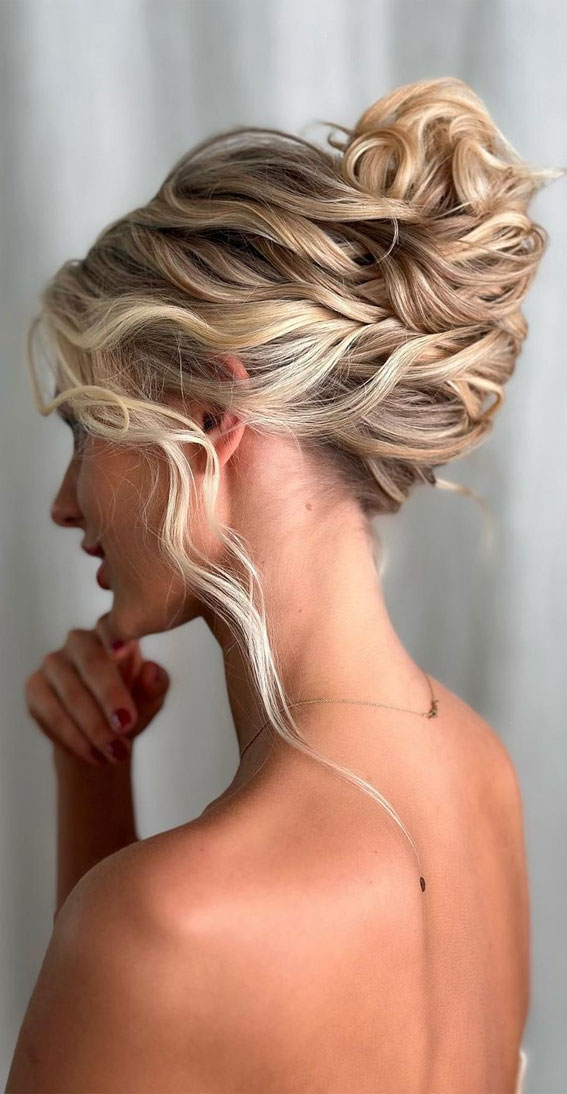 50+ Classic Wedding Hairstyles That Never Go Out of Style : Effortless Curl Updo