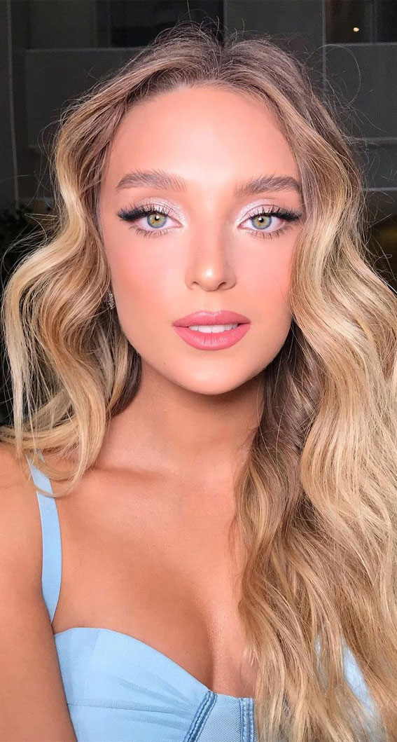 32 Radiant Makeup Looks to Make You Glow on Your Big Day : Shimmery Eyes + Glowing Look