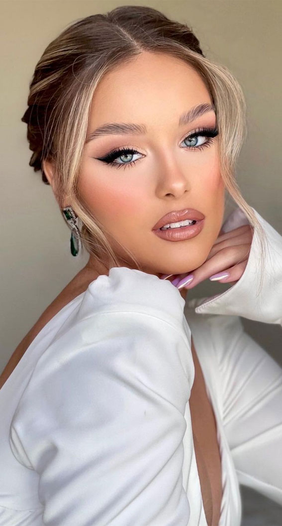 32 Radiant Makeup Looks to Make You Glow on Your Big Day : Sexy Eyes + Glam Look