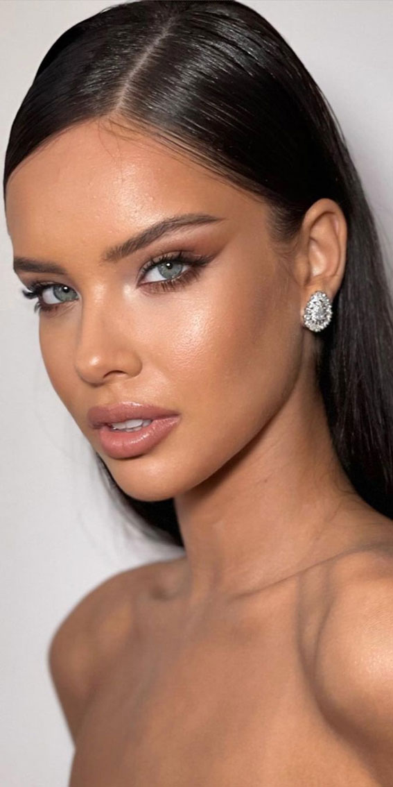 32 Radiant Makeup Looks to Make You Glow on Your Big Day : Blue Grey Natural Look