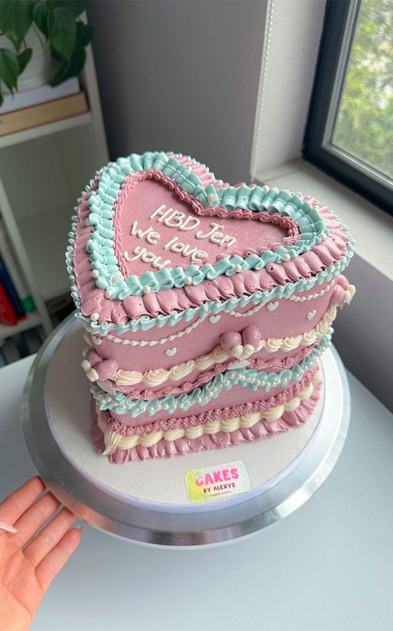 simple cake, vintage style cake, buttercream cake, buttercream vintage piping cake, buttercream cake ideas, simple buttercream cake, buttercream birthday cake, lambeth cake, buttercream lambeth cake 