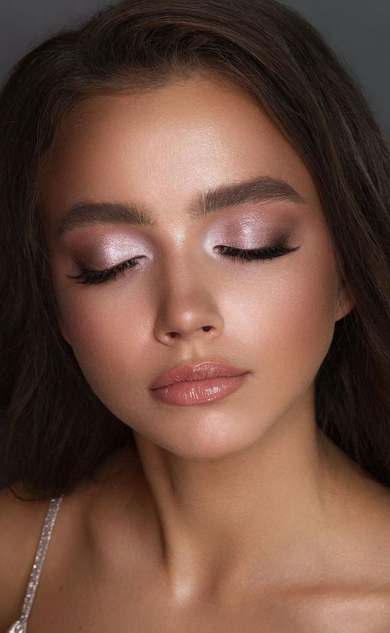 Gorgeous Makeup Trends To Be Wearing in 2021 : White Colour Palette