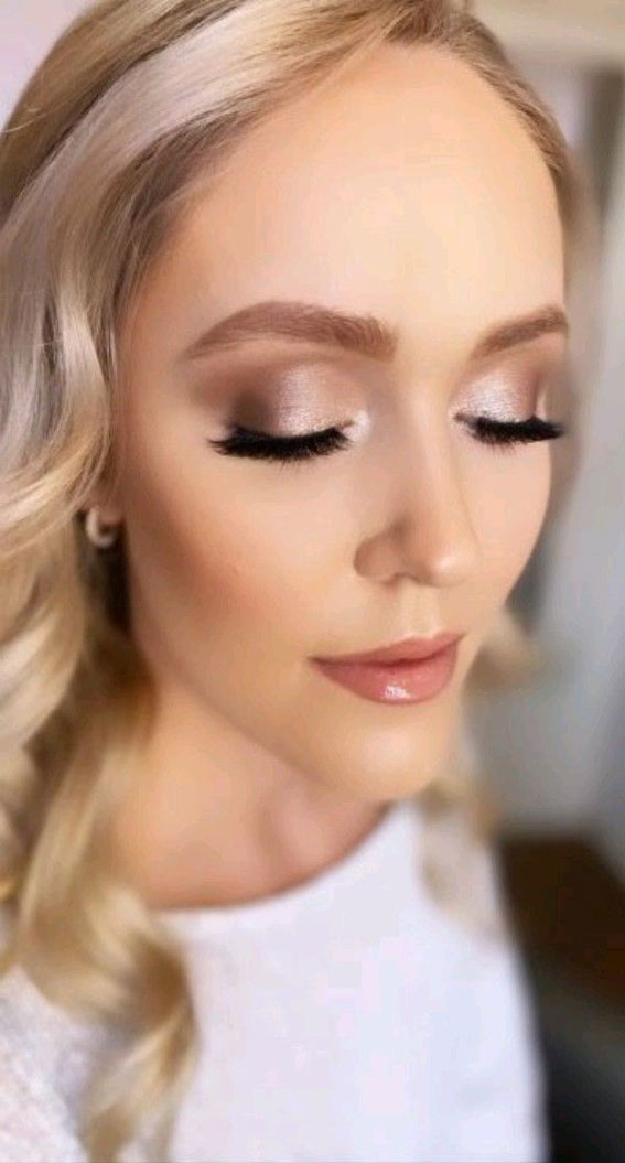 Dreamy Wedding Makeup Ideas for the Hopeless Romantic : Shimmery Gold Eyeshadow