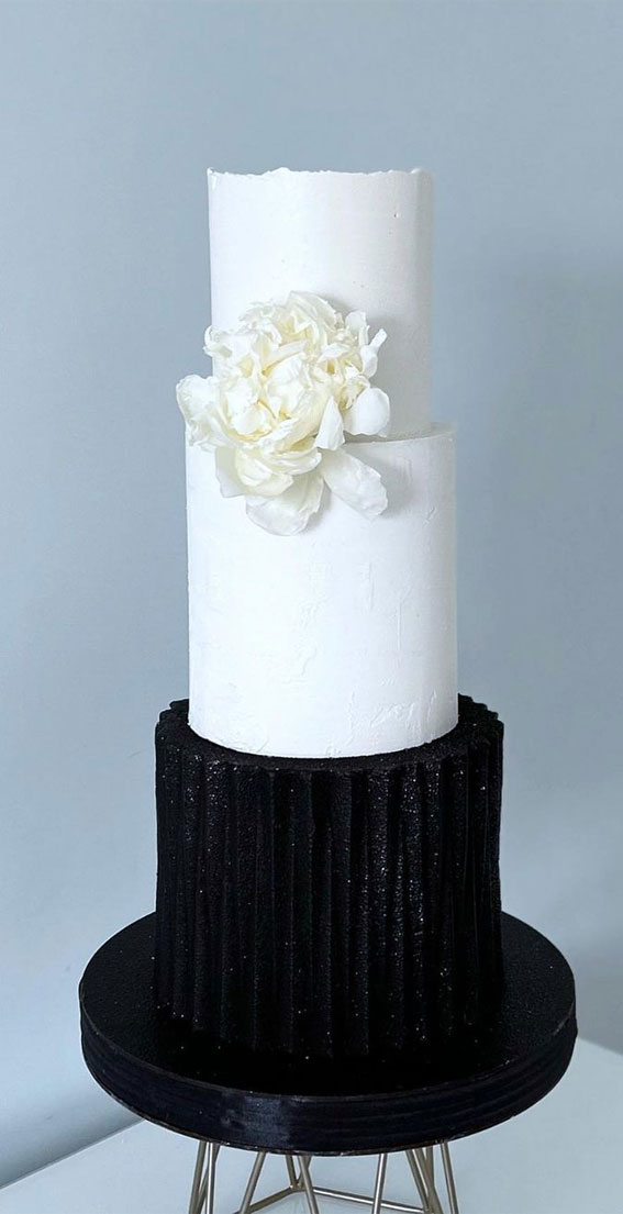 50 Romantic Wedding Cakes Love’s Sweet Symphony : Modern Black and White Wedding Cake