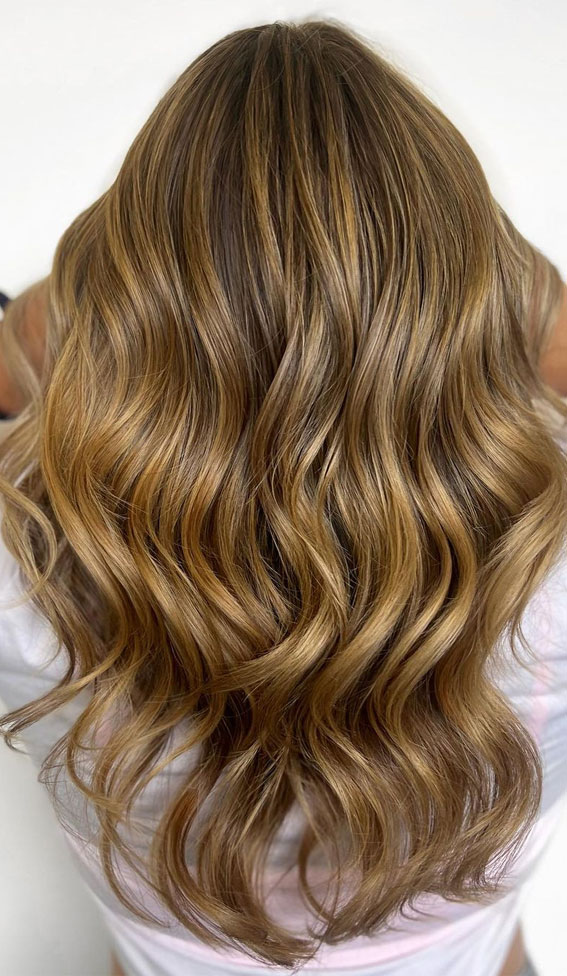 54 Trendy Hair Colour Ideas to Rock This Autumn : Honey Bronde Soft Waves