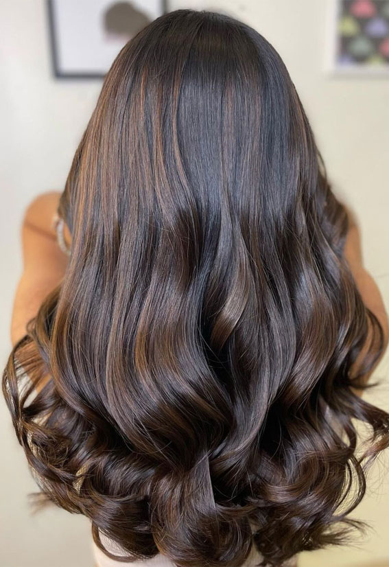 54 Trendy Hair Colour Ideas to Rock This Autumn : Chocolate with Caramel Drizzle