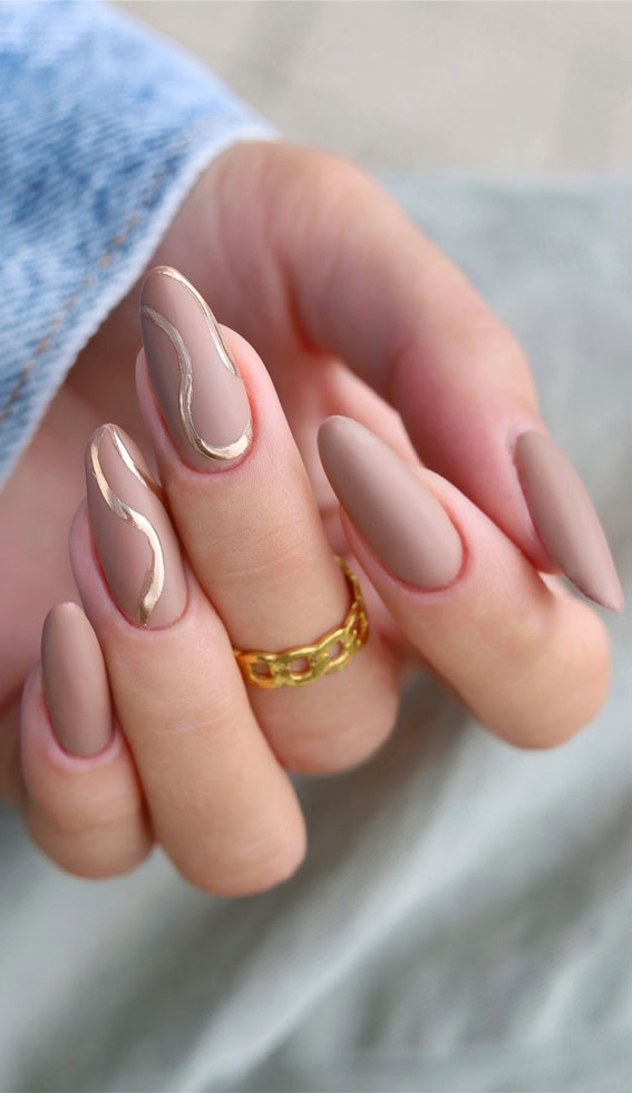 Embrace Autumn with Stunning Nail Art Ideas : Matte Brown Nails with Gold Accent