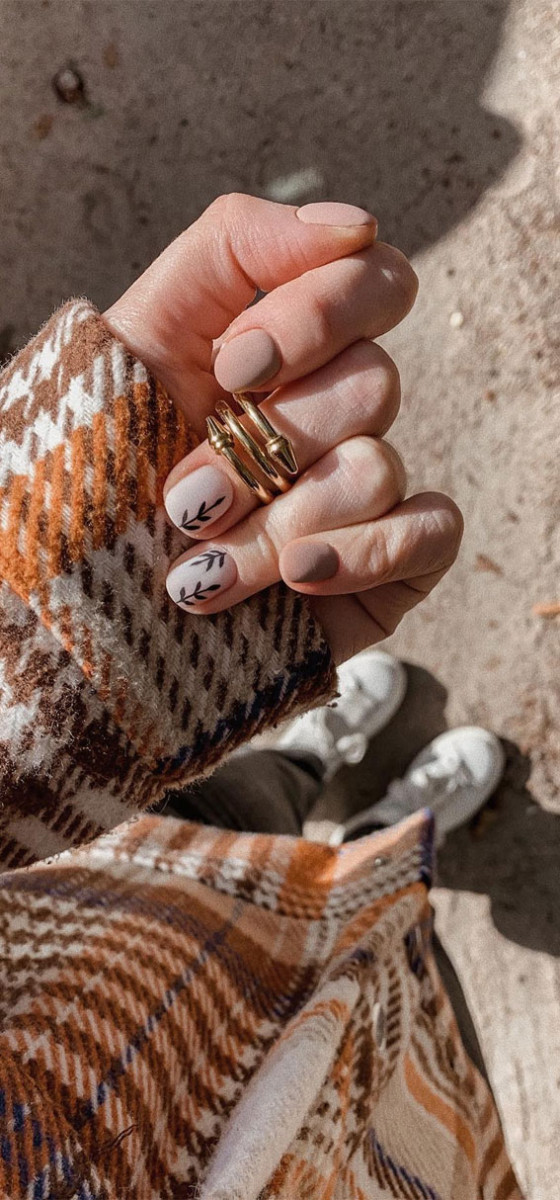 Embrace Autumn with Stunning Nail Art Ideas : Nude Matte Short Nails with Leaves