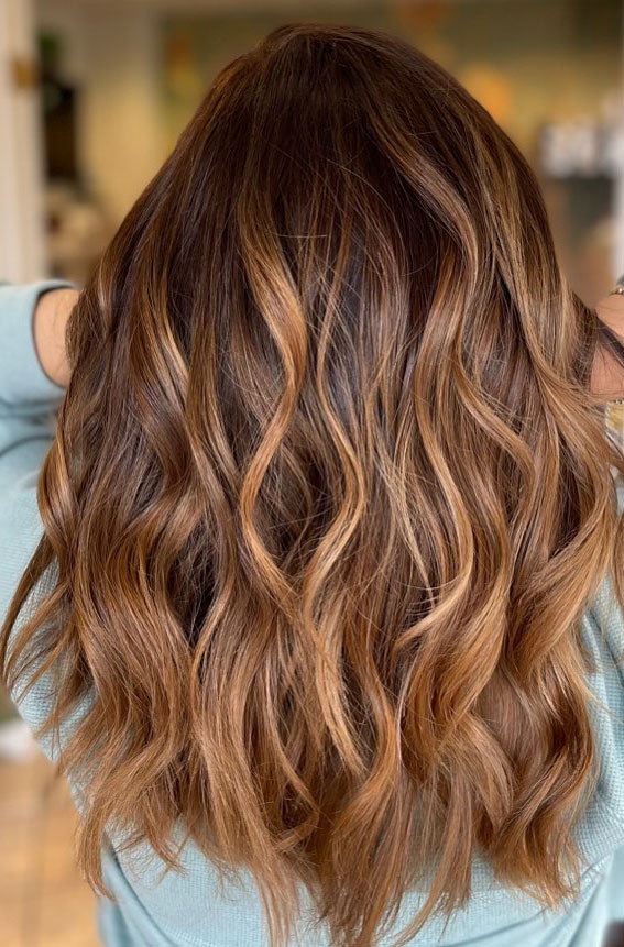 50 Fall Hair Colour Ideas for a Cozy Season : Caramel Swirl Delight