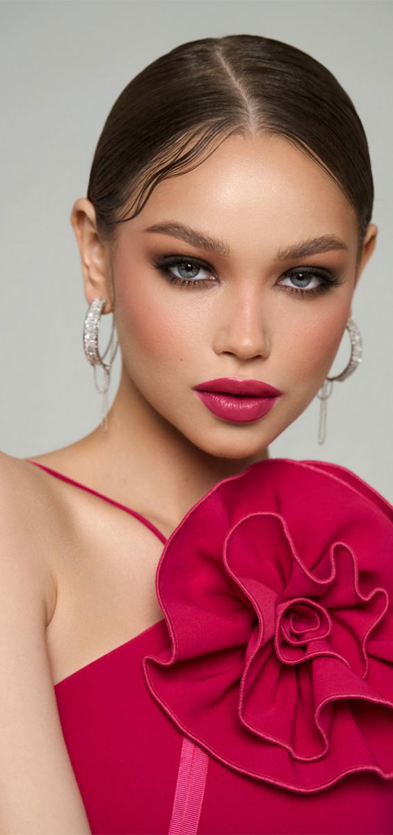 Radiant Festivity Makeup Looks for the Holiday Season : Smokey Eyes + Deep Pink Lips