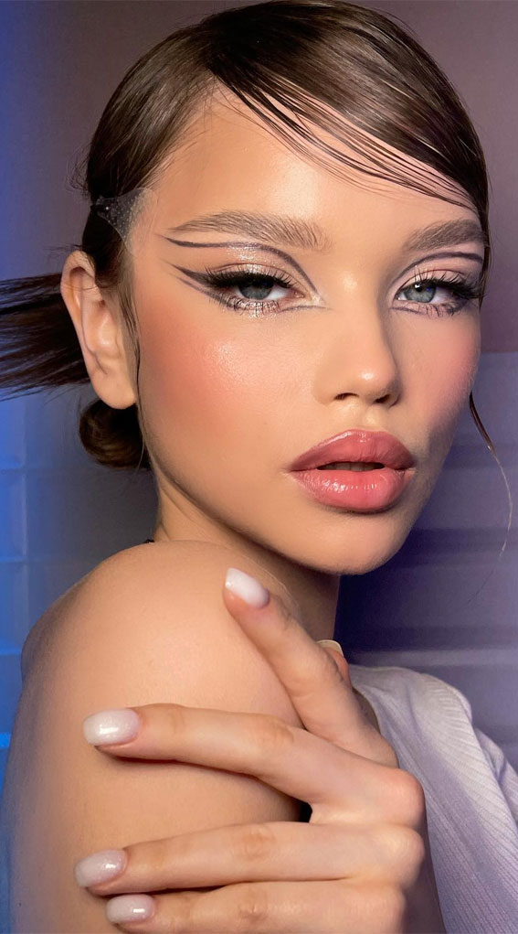 Radiant Festivity Makeup Looks for the Holiday Season : Graphic Liner Radiant Eye Makeup