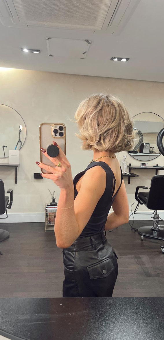 50+ Captivating Hair Colors for the Chilly Season : Smokey Blonde Bob