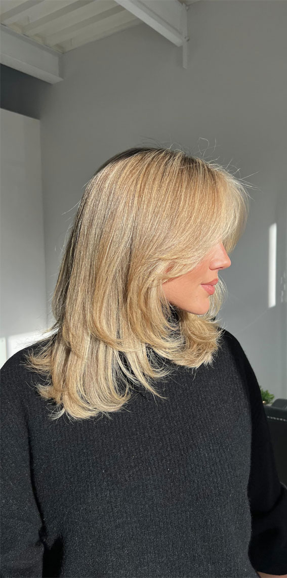 50+ Captivating Hair Colors for the Chilly Season : Honey Blonde Medium Length Layers