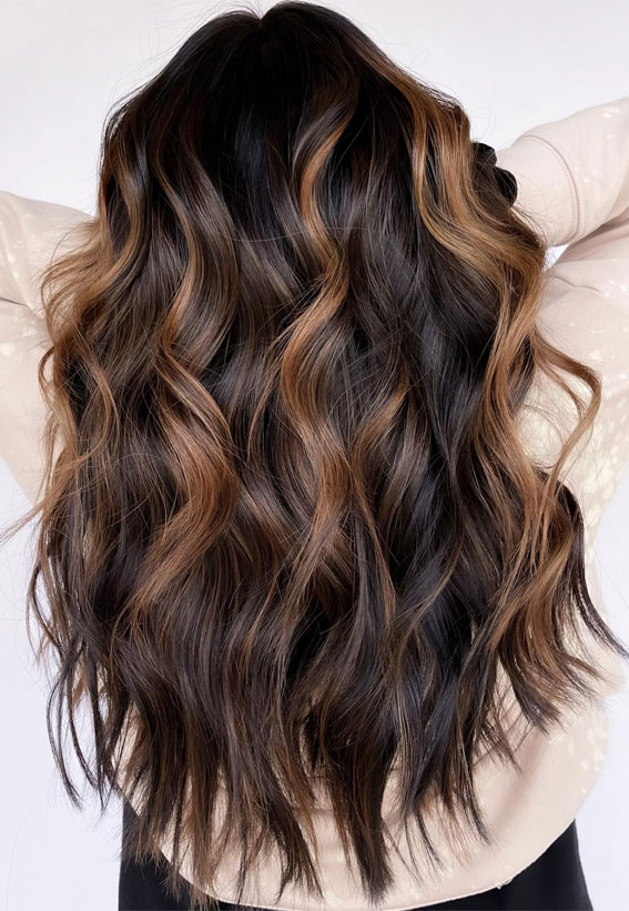 50+ Captivating Hair Colors for the Chilly Season : Caramel Highlights