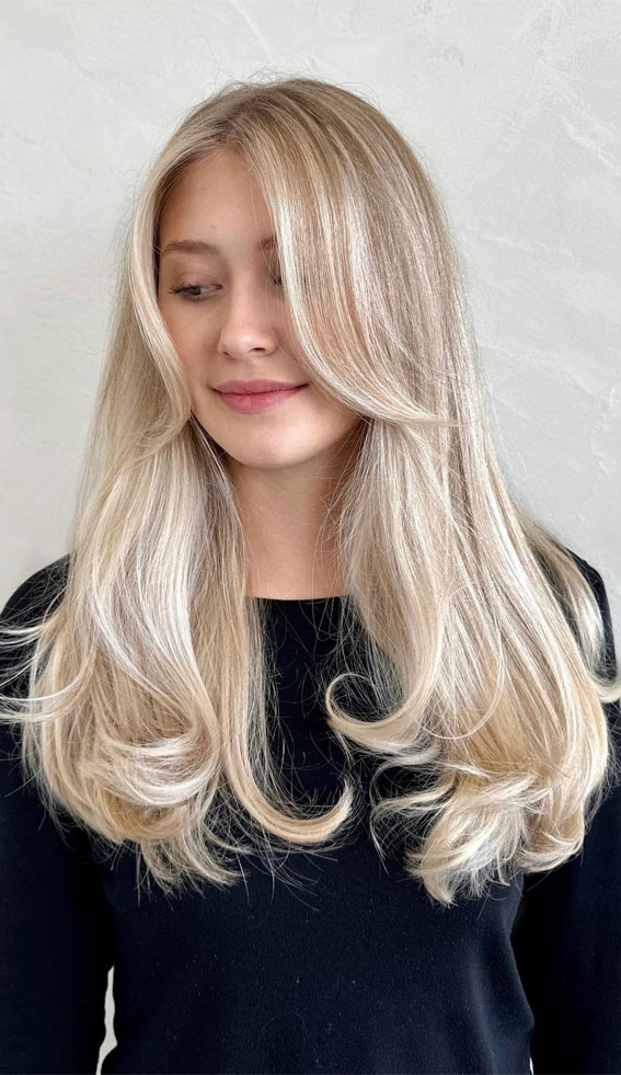 50+ Captivating Hair Colors for the Chilly Season : Champagne Blonde Layers + Curtain Bangs