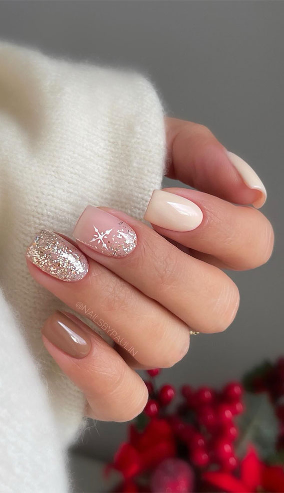 Festive Elegance in Christmas Nail Art : Glamour Short Winter Nails