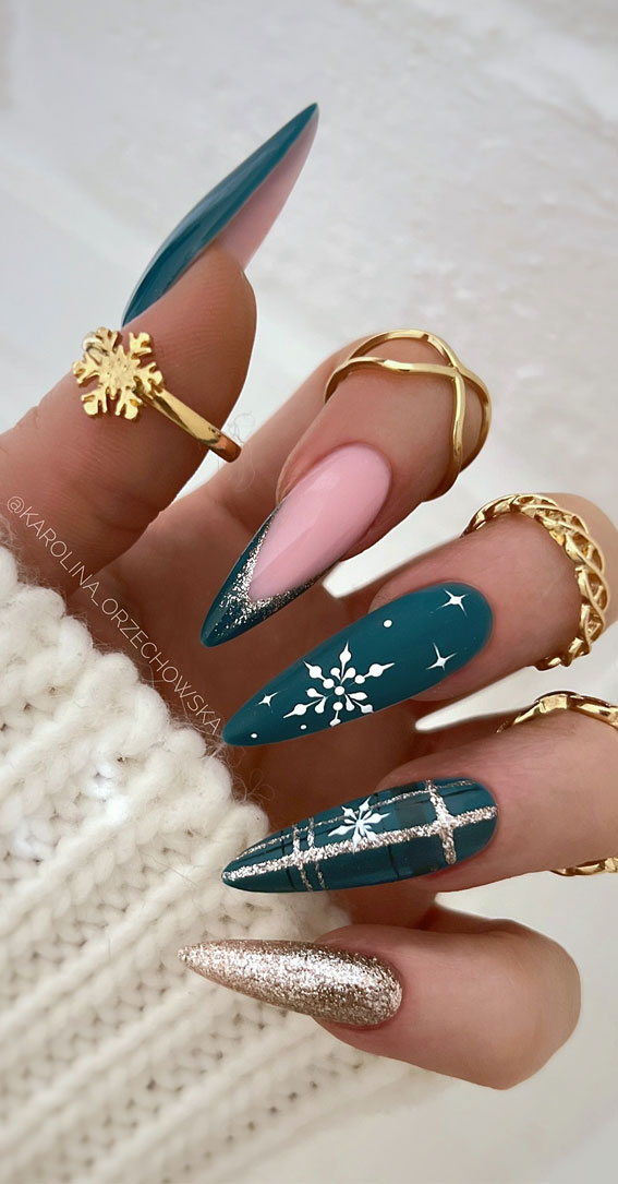 Festive Elegance in Christmas Nail Art : Glistening Glitter Accents: