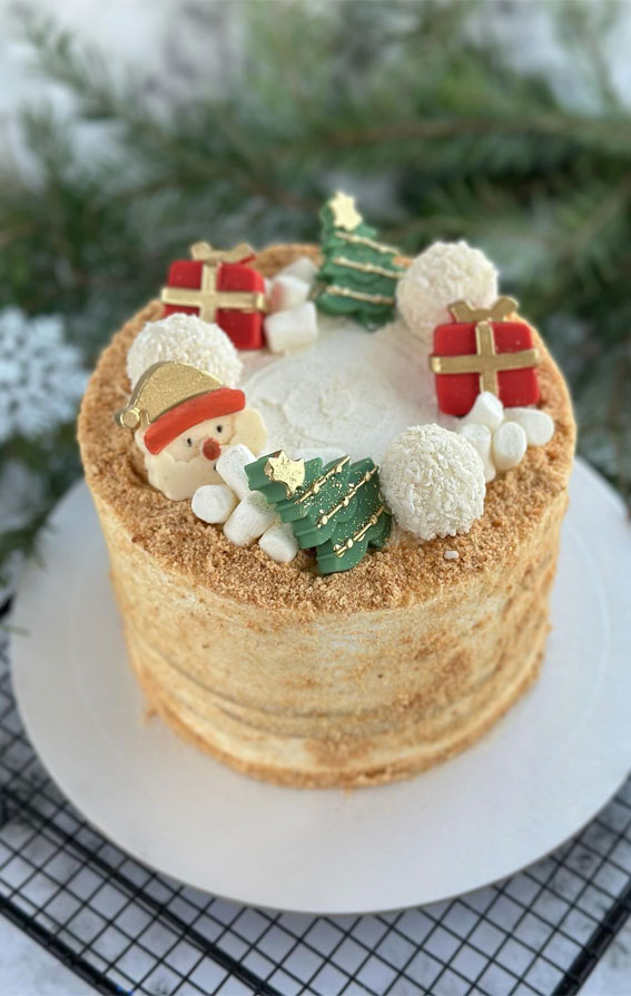 Festive Cake Ideas for Winter Wonderland Delights : Aromatic Honey Cake Extravaganza