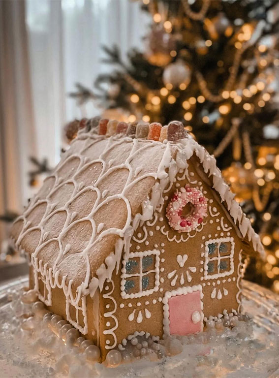 Festive Cake Ideas for Winter Wonderland Delights : Gingerbread house